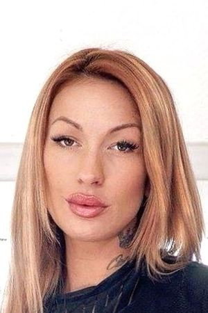 Evi Sky portrait