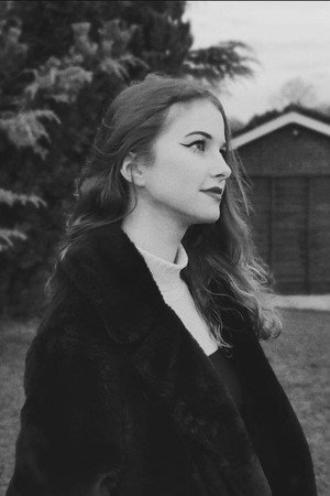 Mia Oz portrait