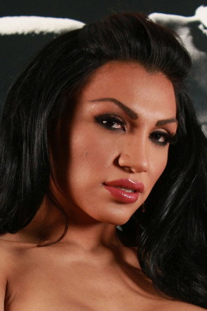 Jessy Dubai portrait