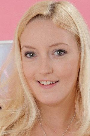 Bella Blond portrait
