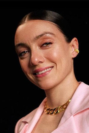 Merve Dizdar portrait