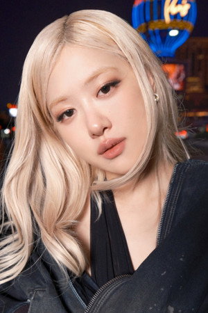 ROSÉ portrait