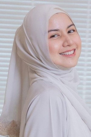 Lisa Surihani portrait