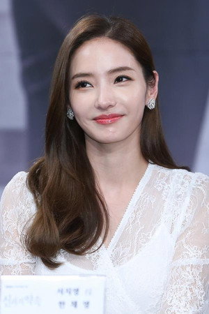 Han Chae-young portrait
