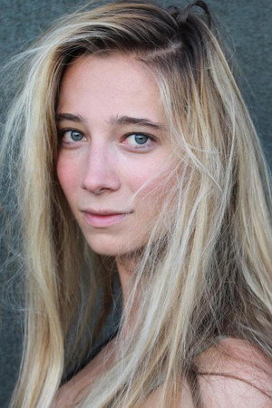 Zoé Schellenberg portrait