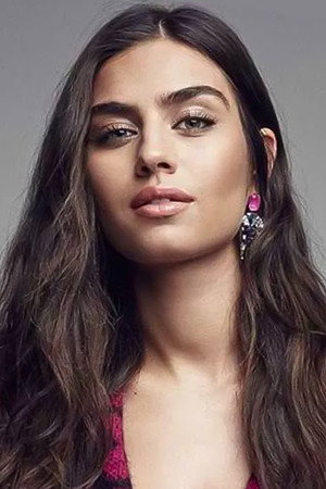 Amine Gülşe portrait