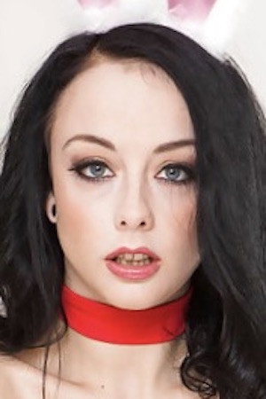 Alessa Savage portrait