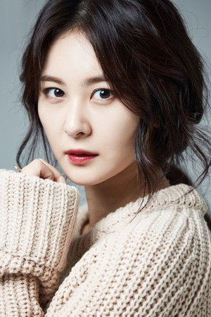 Son Eun-seo portrait