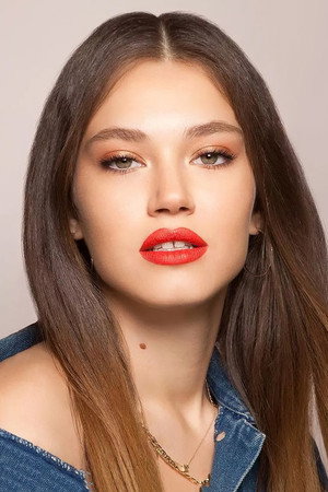 Melisa Şenolsun portrait