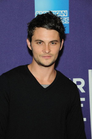 Shiloh Fernandez portrait