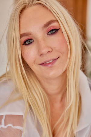 Claire Roos portrait