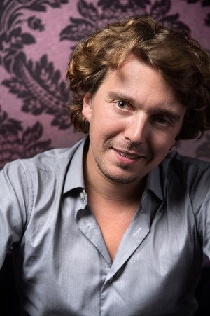 Alex Vizorek portrait