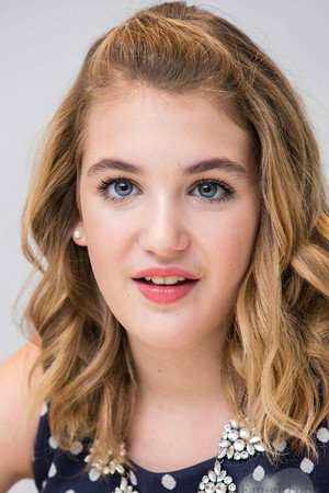 Sophie Nélisse portrait