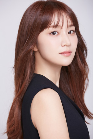 Jung Yoo-min portrait