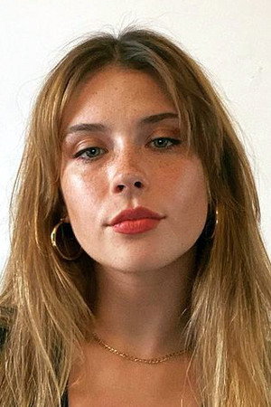 Mia Tomlinson portrait