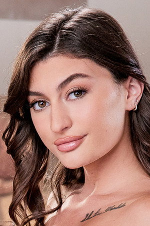 Mae Milano portrait