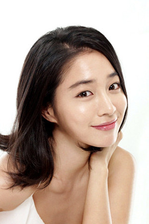 Lee Min-jung portrait