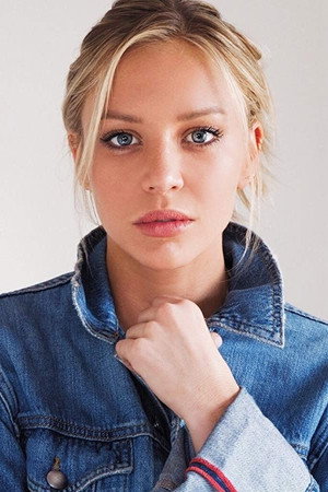 Tara Holt portrait