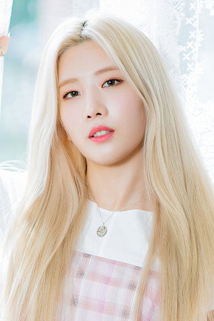 Kim Lip portrait