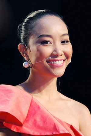 Đoan Trang portrait