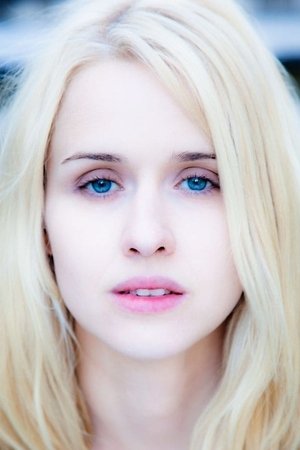 Lisa Henni portrait