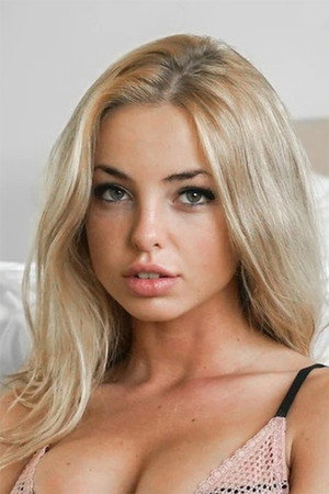 Emma Kotos portrait