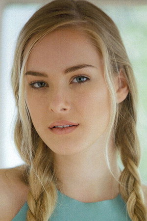 Emma Bellomy portrait
