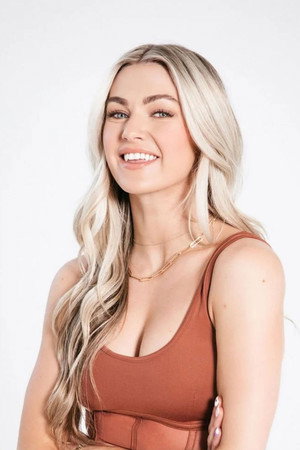 Lindsay Arnold portrait