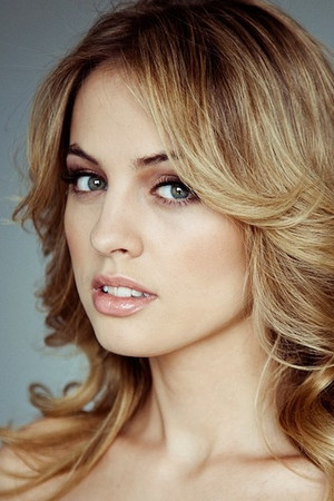 Yanina Studilina portrait