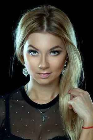 Polina Logunova portrait
