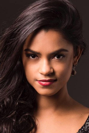 Lucy Alves portrait