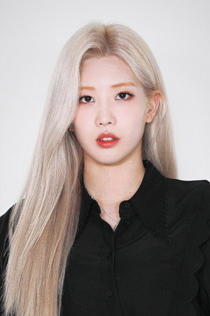 Kim Lip portrait