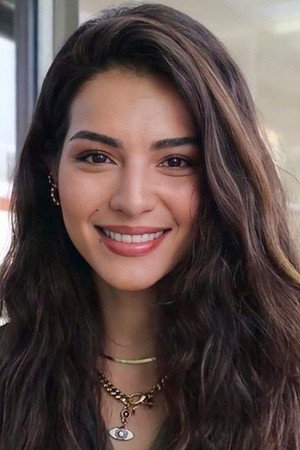 Melisa Aslı Pamuk portrait