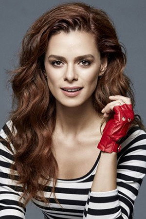 Özge Özpirinçci portrait