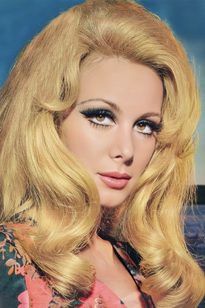 Filiz Akın portrait