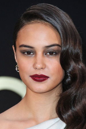 Courtney Eaton portrait