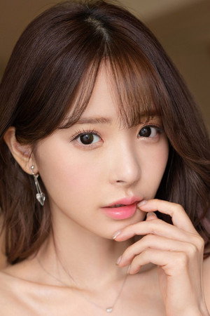 Kana Momonogi portrait