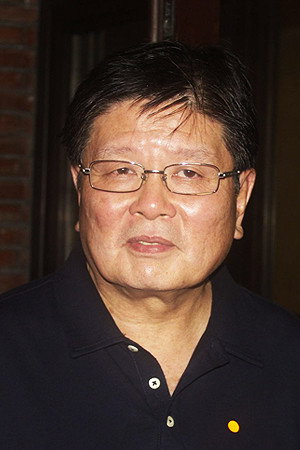 Mike de Leon portrait