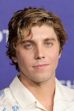 Lukas Gage portrait
