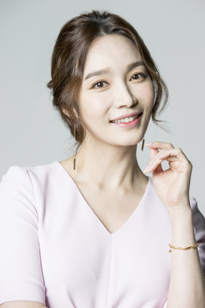 Lee Min-young portrait