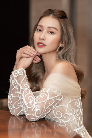 Khả Ngân portrait