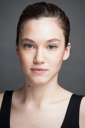 Melisa Şenolsun portrait