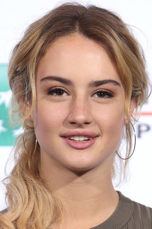 Grace Van Patten portrait