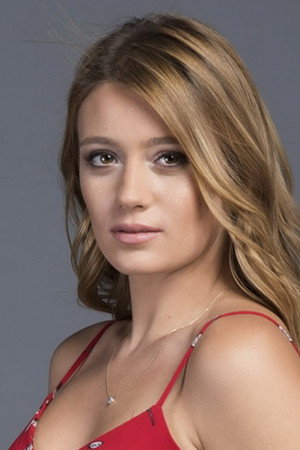 Gizem Karaca portrait