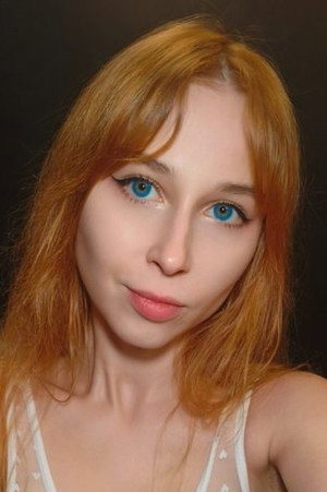 Laruna Mave portrait