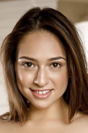 Sara Luvv portrait