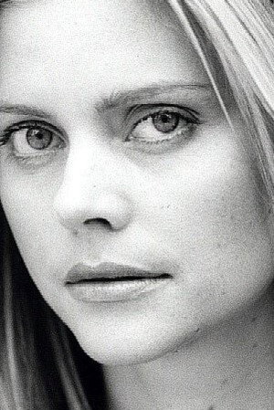 Sophie Lee portrait