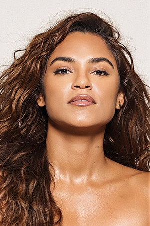 Lucy Alves portrait