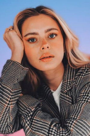 Elli Rhiannon Müller Osborne portrait