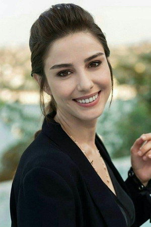 Özge Gürel portrait